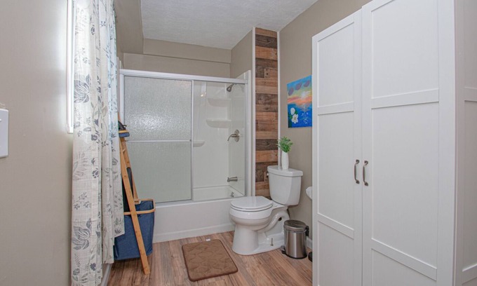 Miamisburg Apartment | The Barbershop-Luxury 2 bd/2bth in DWTN Miamisburg