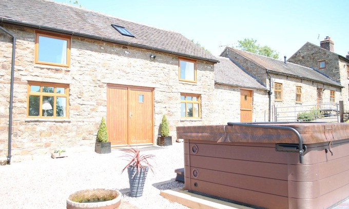 Leek House | The Barn at Brambles Farm - Sleeps 6, Hot Tub