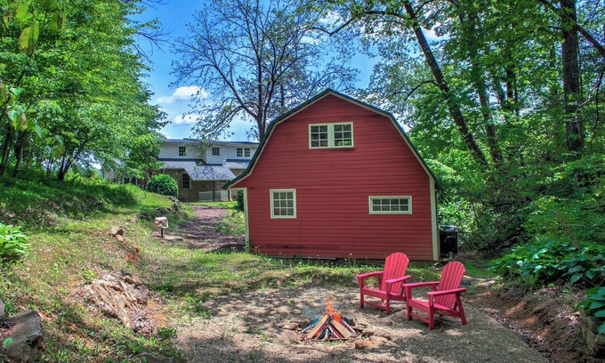 Marion House | The Barn at Maple Hill | Cozy Mountain Retreat