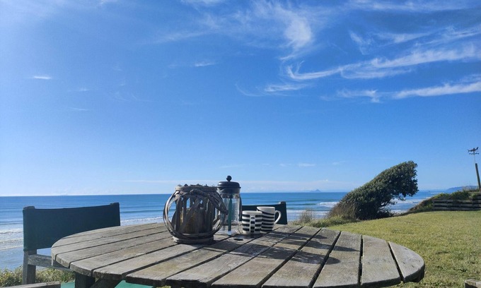Pukehina House | The Beach Cottage - Spacious Family Holiday home with Sleepout