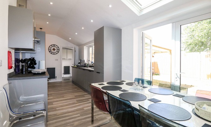 Mablethorpe and Sutton Cottage | THE BEACH HOUSE, pet friendly, with hot tub in Mablethorpe