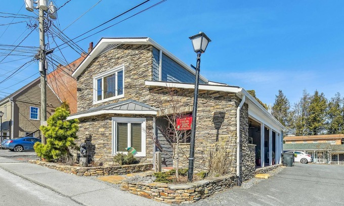 Blowing Rock Cottage | The Bear-Outdoor FP-Pets OK-Downtown