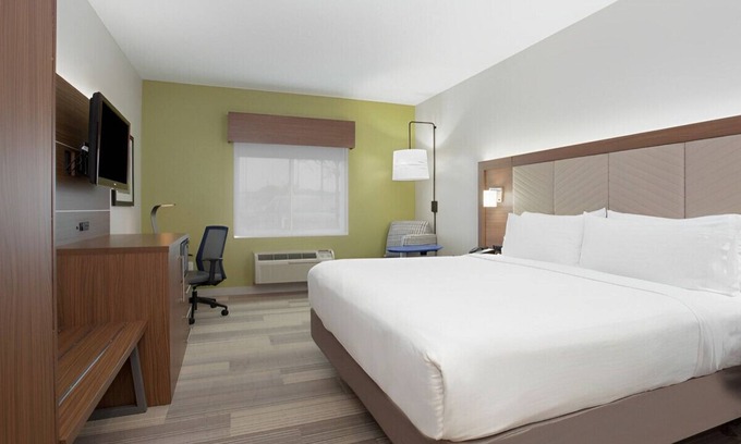 Amarillo House | The Best Vacation Room w/ Thoughtful Amenities!