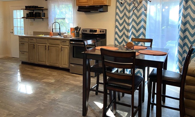 Lake City House | The Big Oak. Relax after day at the springs.