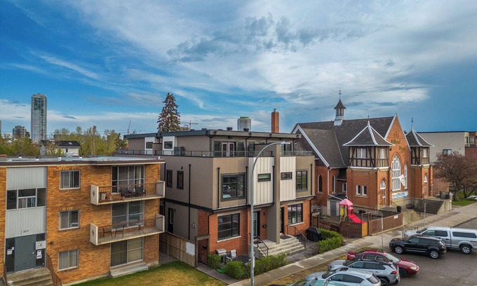 Kensington House | *The Big Spacious Getaway*| Sleeps 16+ Comfortably| 4 King Beds| Near Downtown|