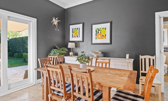 Wagga Wagga House | The Birch House - Stroll to CBD, Firepit