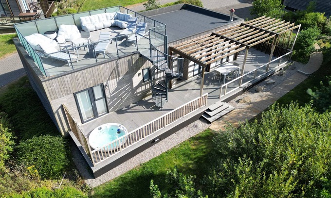 Portreath Cottage | THE BLACK BARNACLE, family friendly, with hot tub in Portreath
