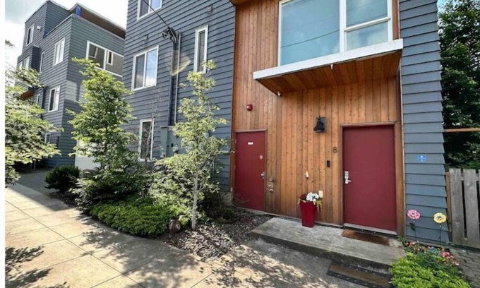 Overlook Apartment | The Black House Studio #8 - North Portland