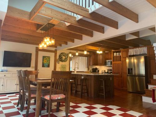 Siloam Springs House | The Blessing House Peaceful Stylish Near Downtown