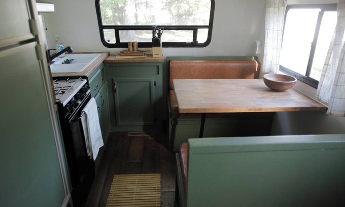 Chapel Hill House | The Bluebird, a serene 1-bedroom tiny home camper w/WiFi, AC in Chapel Hill