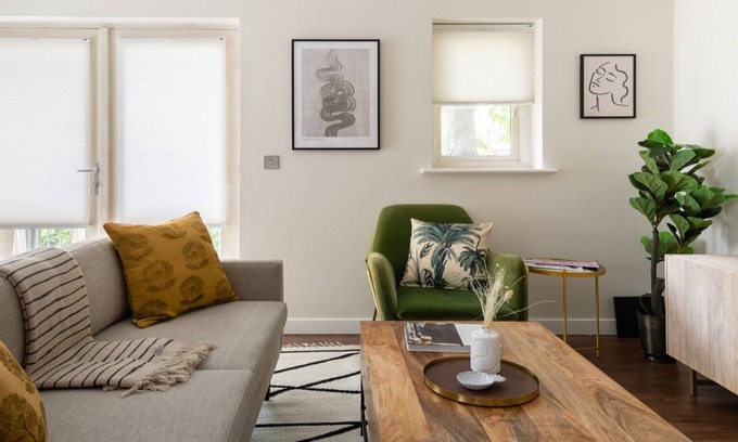 Bow Apartment | The Bow Mews - Modern & Bright 2BDR Apartment with Patio