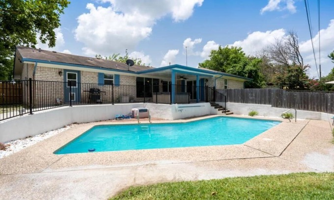 Killeen Villa | The Breezy Blue View with hot tub and pool