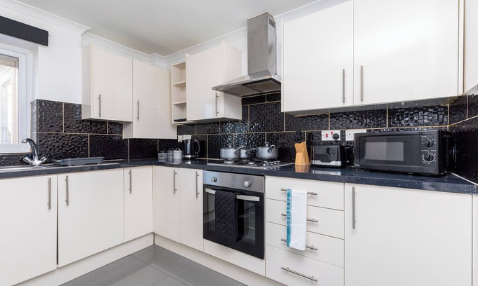 Crawley City Centre Apartment | The Broadwalk Apartment, The Broadwalk- 1BR in the Heart of Crawley