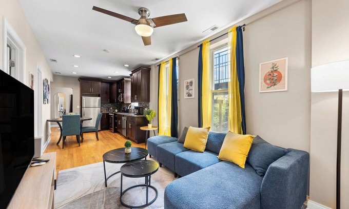 West Bucktown Apartment | The BuckLogan Nest, Sleeps 6, Walk to Blue Line