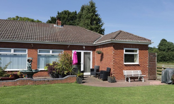 Kexby House | THE BUNGALOW, family friendly, with a garden in Dunnington