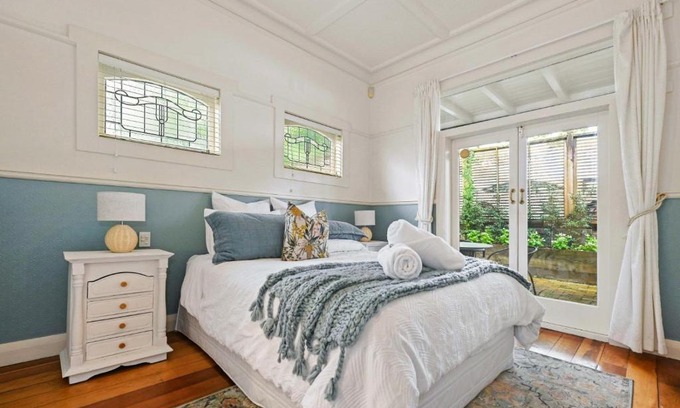 Hamilton Lake House | The Bungalow