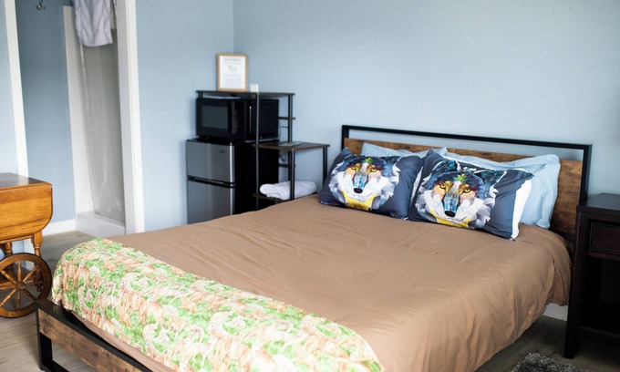 Roseburg Apartment | the Bunkhouse coyote- Private Studio Retreat Room