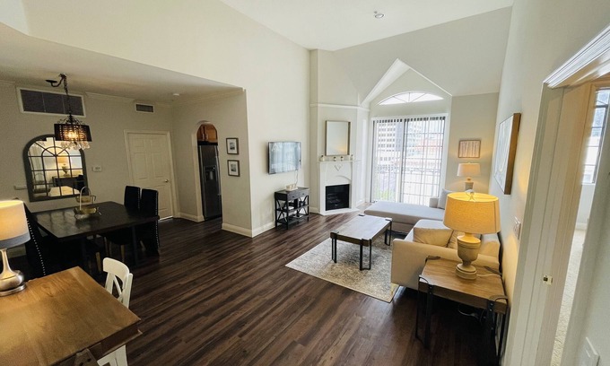 Beverly Grove Apartment | The Burton Way/5 mins to BEVERLY CENTER by walk