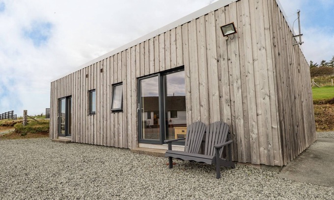 Lonmore Cottage | THE CABIN, romantic, character holiday cottage in Dunvegan