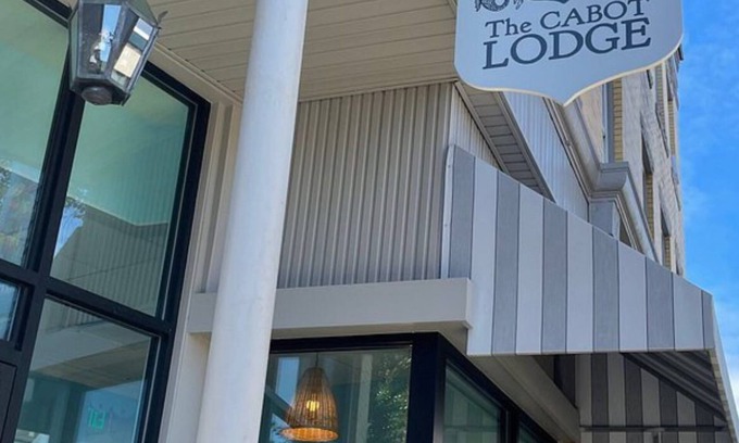 Beverly Hotel | The Cabot Lodge