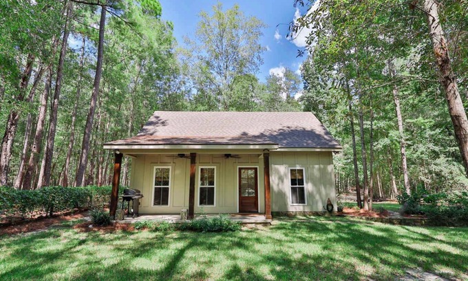 Statesboro House | The Camellia Cottage - private family space!