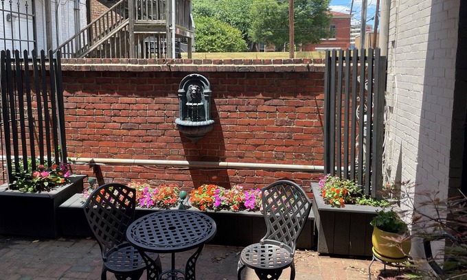 Monroe Ward House | The Carriage House Downstairs Garden Cottage- Downtown Richmond/VCU
