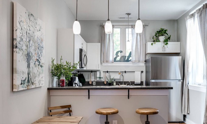 Monroe Ward House | The Carriage House Upstairs Cottage - Downtown Richmond Near VCU