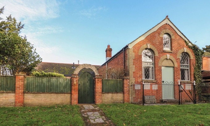 Newport Cottage | THE CHAPEL, pet friendly, with open fire in Northwood, Isle Of Wight