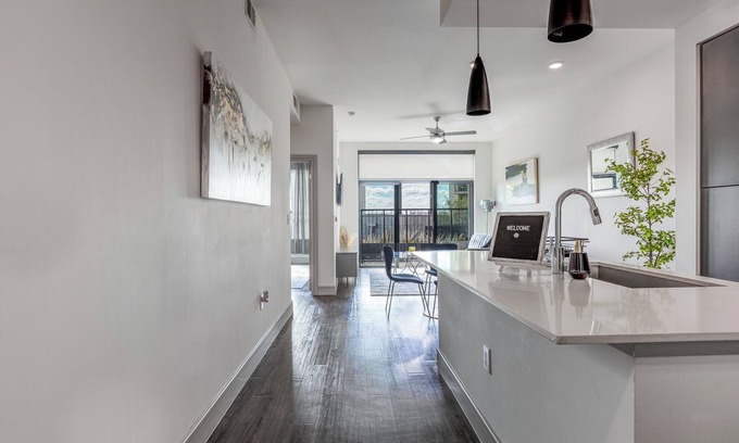 Texas Medical Center Apartment | The Chloe: Retreat With Work Space and Gym+ Pool + Parking