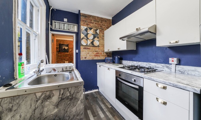 Canterbury House | The City Centre Super Large Retreat with Parking & Hot Tub