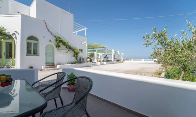 Megalochori Apartment | The Cliff Reflections Apartment- Courtyard view