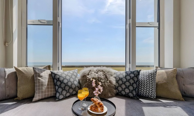 Littlestone-on-Sea Apartment | The Compact Coastal Crib - Direct Sea Views + Air con.