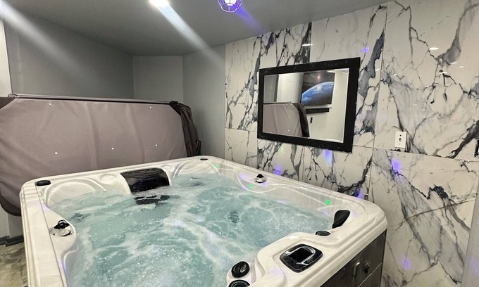 Detroit House | The Compound- ADULTS-ONLY 3-bedroom house with Hot Tub & Lounge —NO PARTIES!
