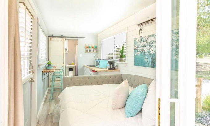 Johnson City House | The Container Retreat @ 290 Wine Trail #1 Escape to Hye, TX