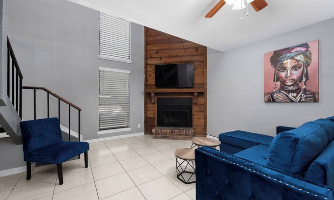 Brownsville Condo | The Contemporary Loft