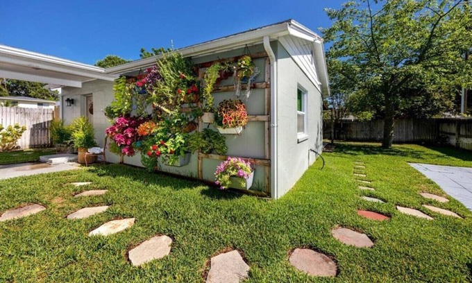 Dunedin Cottage | The Cook Cottage sleeps 4 in Dunedin