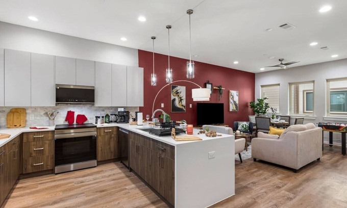 Fort Worth House | The Coral 2BD TH: 7ST Walkable, Elegant & Comfy!