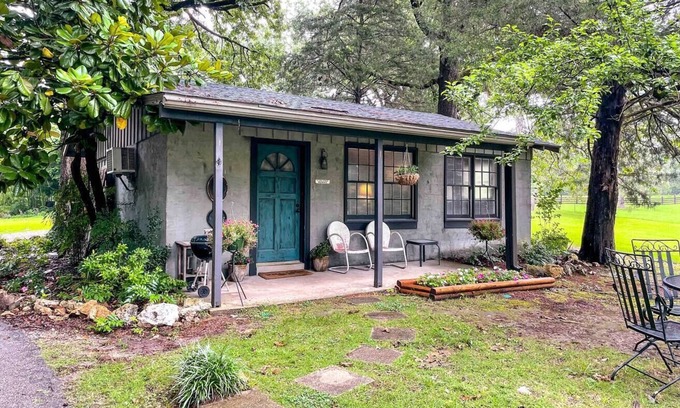 Montevallo House | The Cottage - 2 miles to I-65