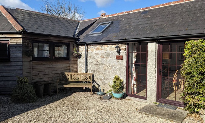 Mabe Cottage | THE COTTAGE, LITTLE TREMBROATH, romantic, with a garden in Stithians