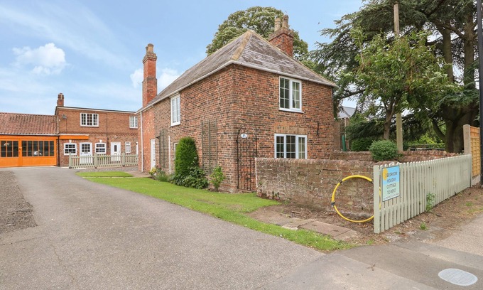 Burgh le Marsh Cottage | THE COTTAGE, pet friendly, with a garden in Burgh Le Marsh