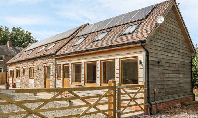 Munslow Cottage | THE COW BYRE, HEATH FARM, family friendly, with open fire in Ludlow
