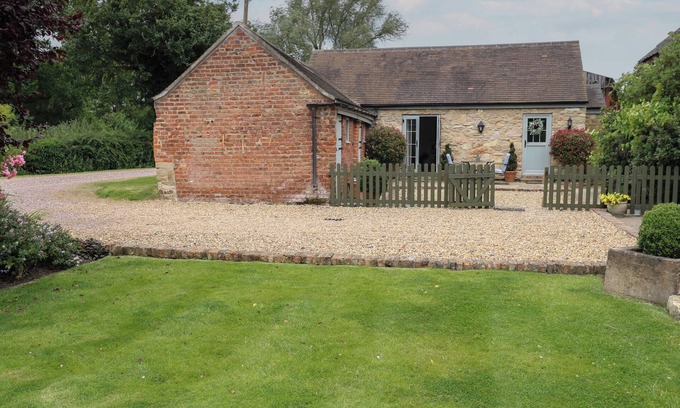 Stainforth Cottage | THE COW SHED AT PEAR TREE FARM, pet friendly in Sykehouse