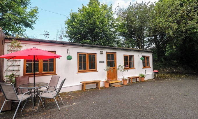 Truro Cottage | THE COW SHED, romantic, with a garden in Truro