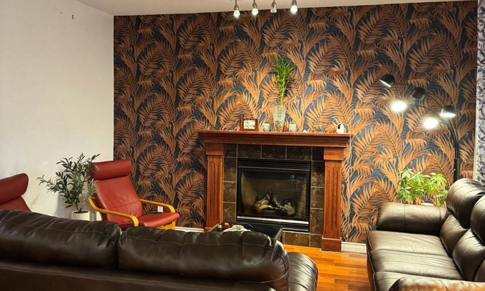 Evanston House | The Cozy 3 bedroom House + 2 Living Rooms +Game Room+2.5 Bath+ Central Heat & AC