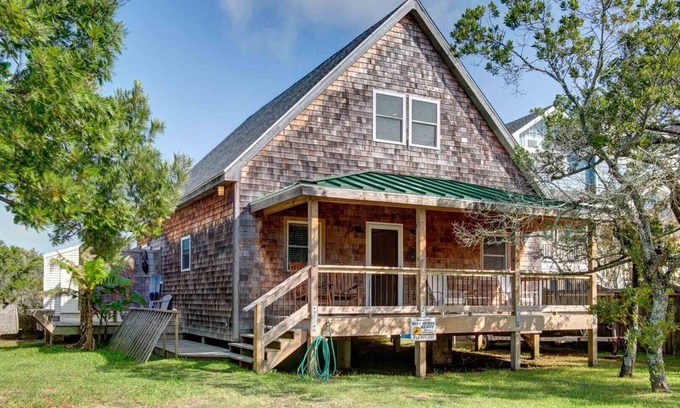 Ocracoke Apartment | The Cozy Clam is a tastefully decorated cottage with two separate living rooms.