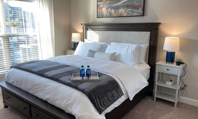 Westerville Apartment | The Cozy Queen's Flat | No Steps | Washer/Dryer!
