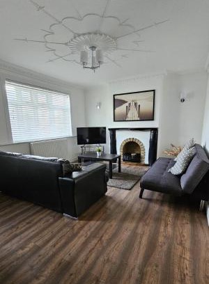 Greenhithe House | The Crescent, 3 bed house with 2-3 parking spaces, great for contractors and family