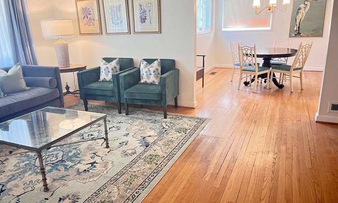 Crestwood South House | The Crestwood Cottage - Sleeps 9; Fully Fenced Backyard