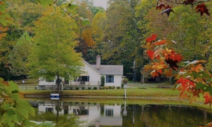 Cookeville House | The Dabbling Duck…Pet Friendly, Fenced Yard, Kayaking, Farm Stay, Hot Tub, Pond