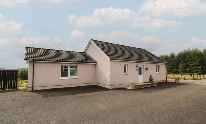 Airdrie Cottage | THE DAIRY, family friendly, with hot tub in Caldercruix